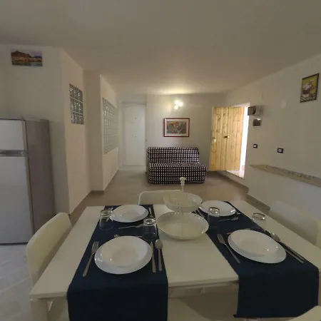 La Petit Maison Apartment *
